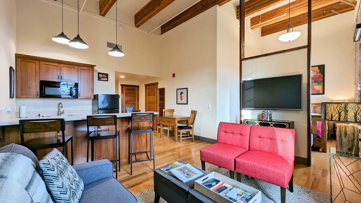 Amity Apartment | Renovated historic building with comfort in mind
