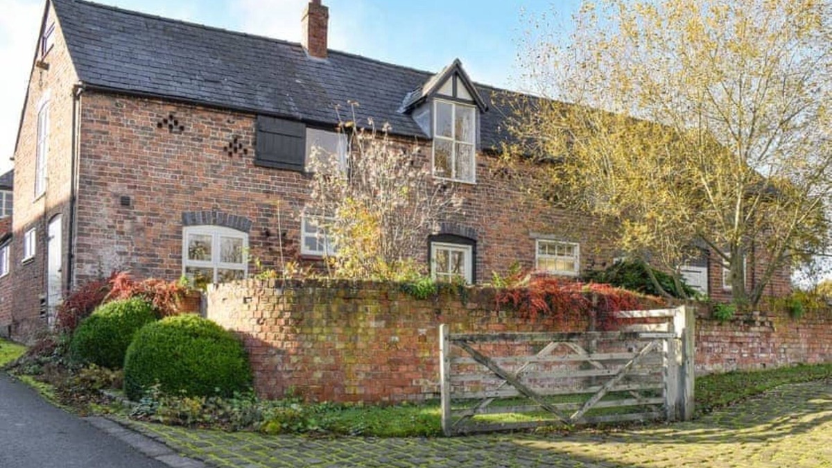 Malpas Cottage | Renovated Historic Cottage with Country Setting