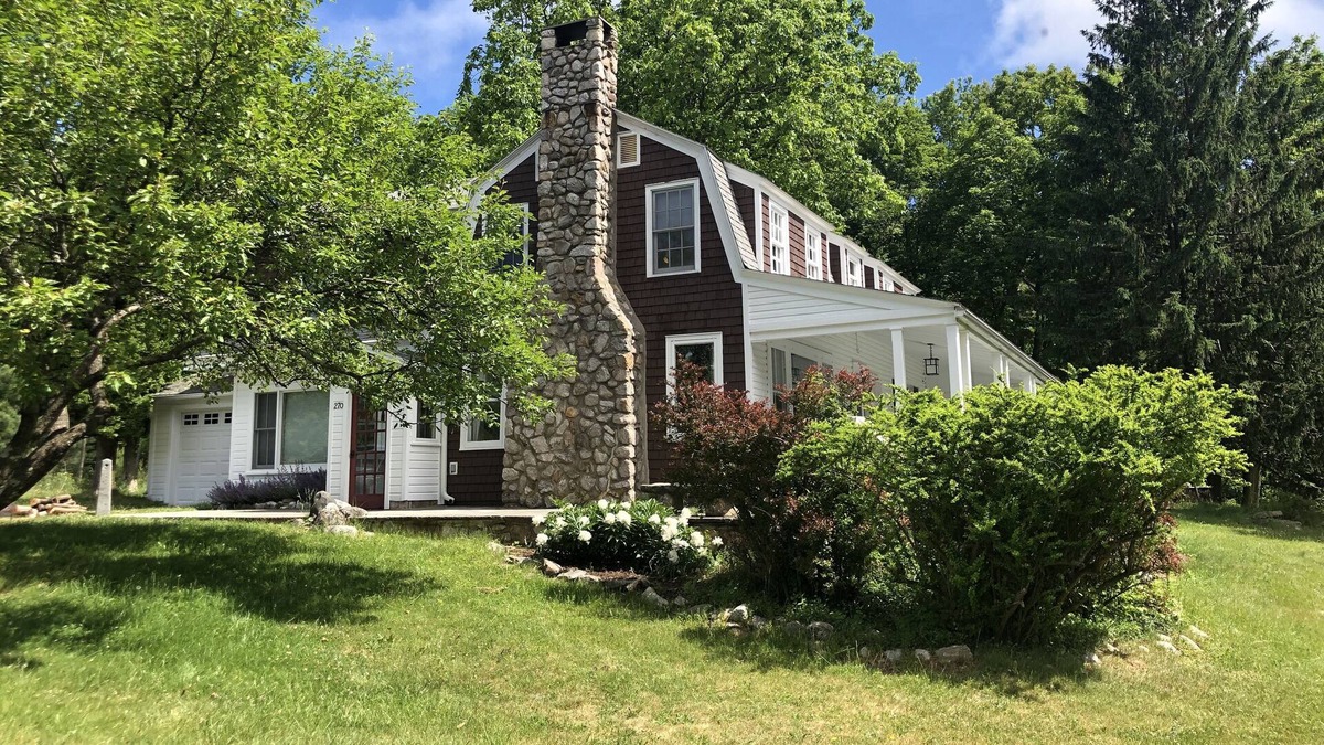 Cragsmoor House | Renovated Historic Cragsmoor Mountaintop Home with Grand Piano