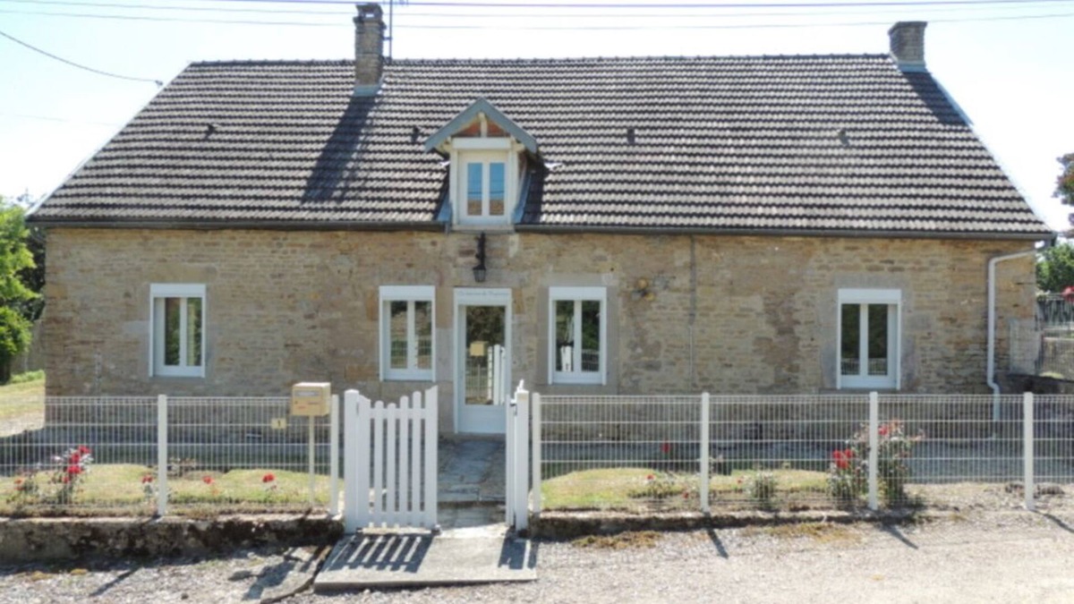 Commarin Apartment | renovated historic house with inner lake and castle nearby