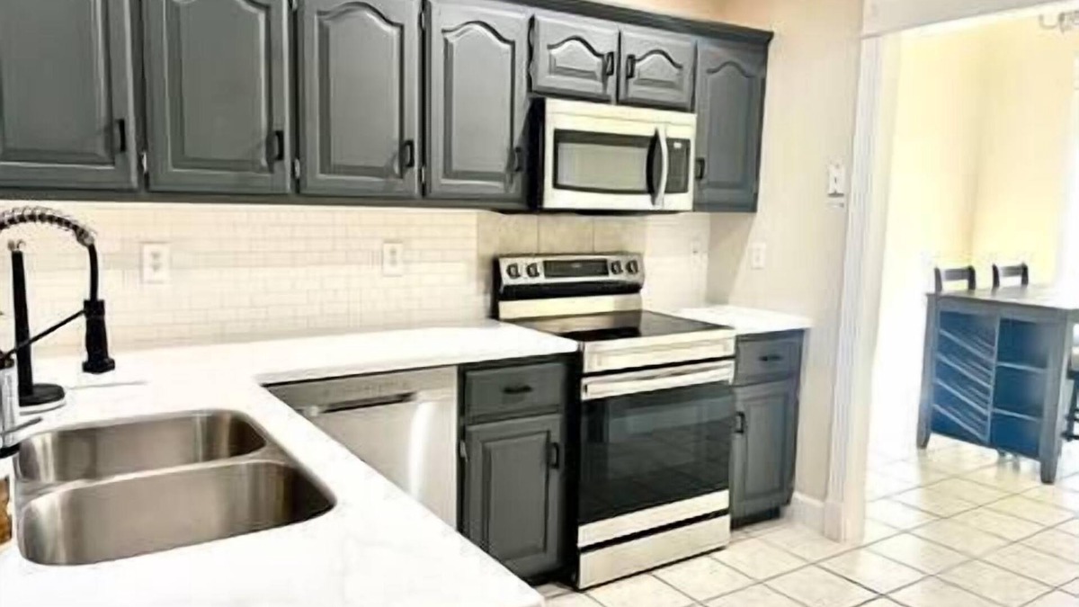 St. Robert House | Renovated home 10 min from FLW!, Renovated home 10 min from FLW!