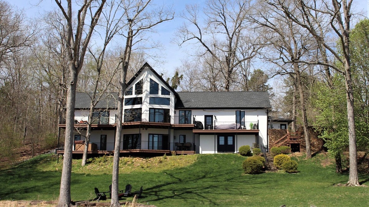 Murray House | Renovated home+cottage on KY Lake retreat~kayaks, fire pit, dock, hot tub