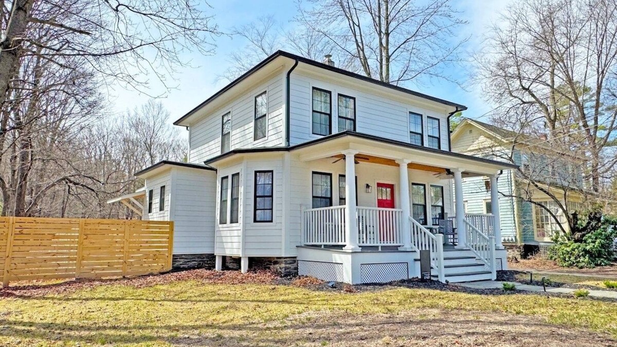 Woodstock House | Renovated home seconds from town
