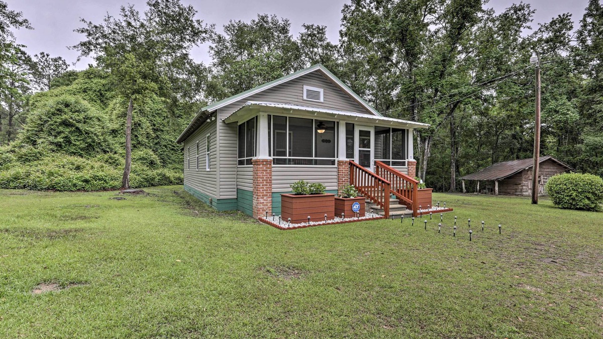 Quincy House | Renovated Home w/Screened-In Patio on Hwy 90!