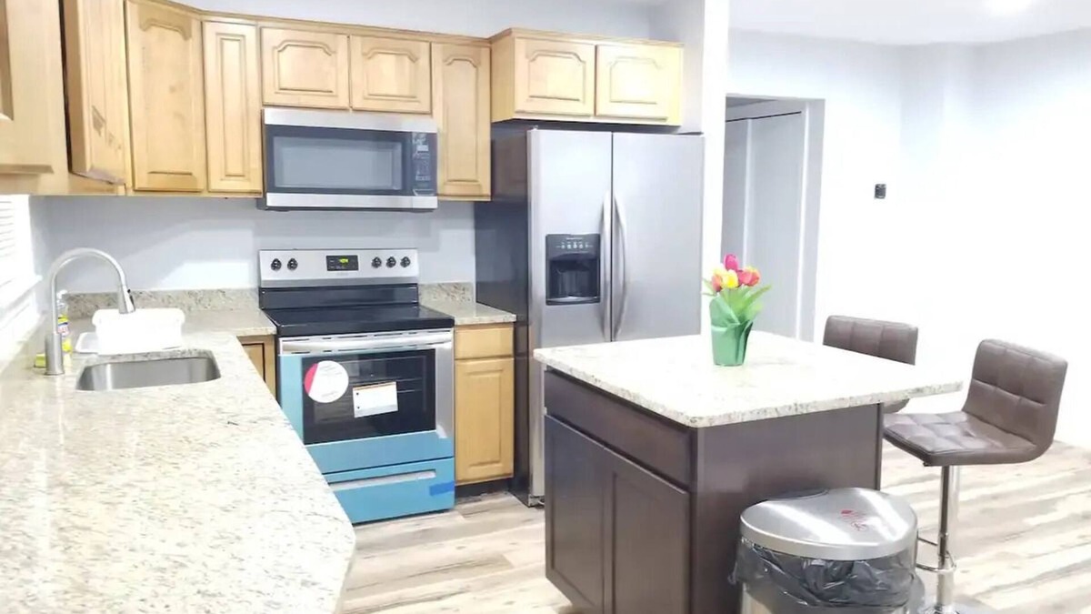 Seabrook House | Renovated home with 7 Bedrms with 4 Full Baths. 20 minutes from DC & Baltimoren