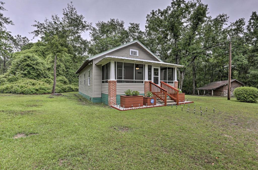 Quincy House | Renovated Home with Screened-In Patio on Hwy 90!