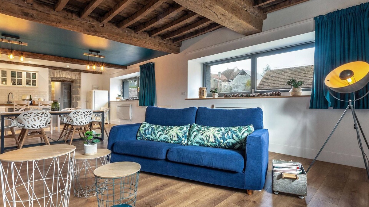 Cenans Cottage | Renovated house by the Ognon with large garden and private beach