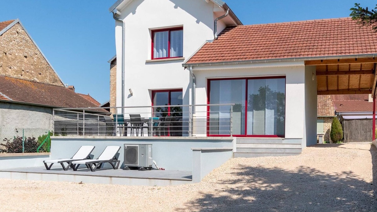 Rigny Cottage | Renovated house by the Saône with terrace and garden