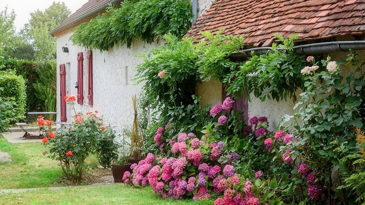 Franchesse Cottage | Renovated house in Franchesse with large garden, pets allowed