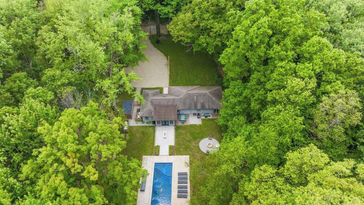 Lakeside House | Renovated House - Private Heated Pool Sleeps 10, tucked away, walkable to beach