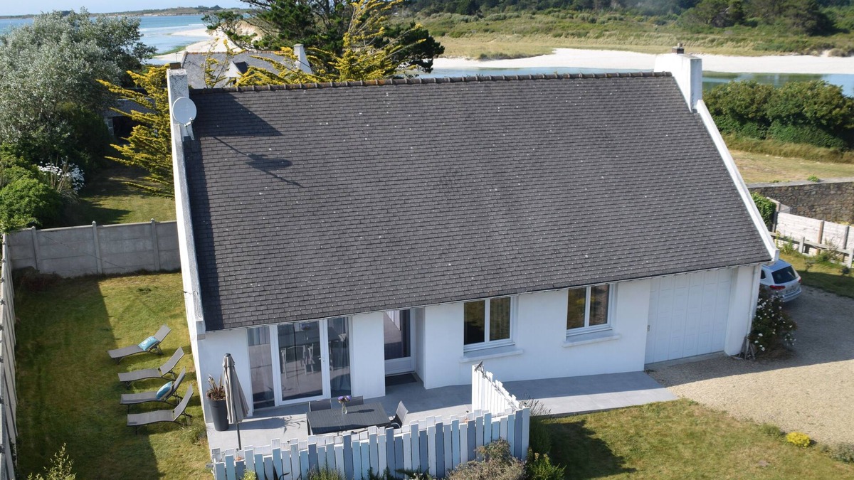 Plougoulm House | Renovated house, quiet location, beach 100 m away, sleeps 4/5, enclosed garden.