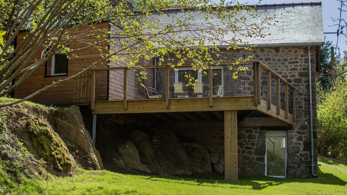 Oisseau House | Renovated house, quiet, terrace, river view, sleeps 6, in private woodland