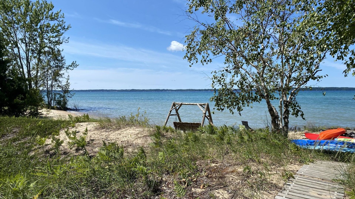 Kewadin House | Renovated house with sandy beach on the Bay 5 minutes from Elk Rapids