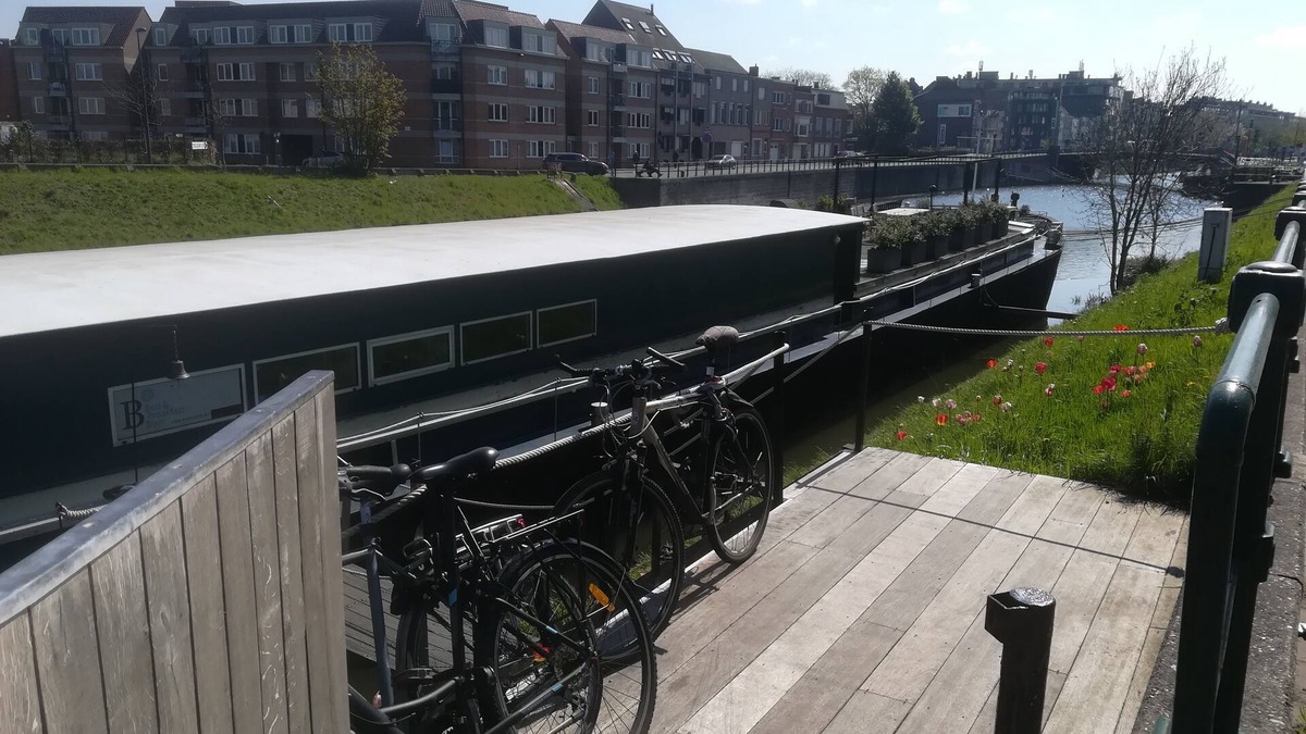 Rooigem Boat Rental | Renovated Houseboat in the Center of Ghent (Sailor Room)