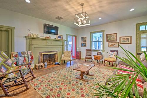 Plummers Landing House | Renovated KY Farmhouse Retreat with Pasture Views!