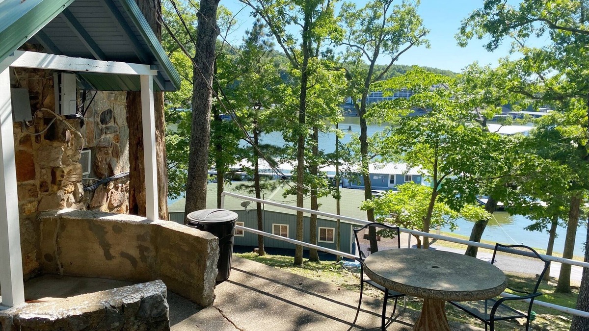 Camdenton Cabin | Renovated lake cabin with swimming pool + resort amenities!