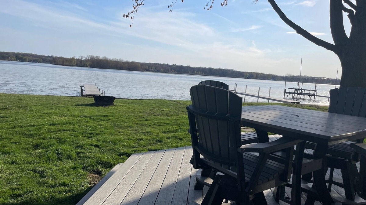 Pierceton Cottage | Renovated Lakefront On All Sports Big Barbee Lake-No Stairs-Steps From Water