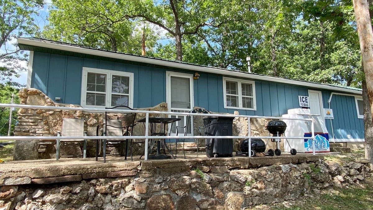 Camdenton Cabin | Renovated lakeside cabin with swimming pool & resort amenities!