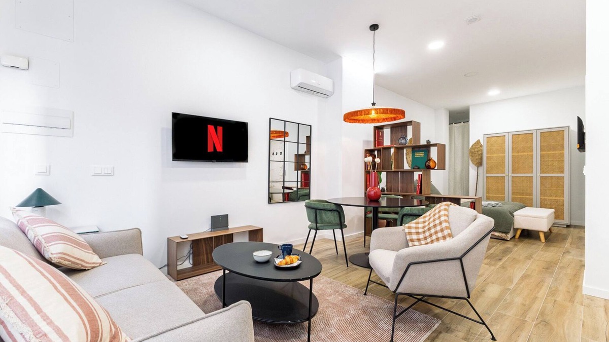 Torrefiel Apartment | Renovated loft | Adapted | Smart TV | AC | 3Pax |