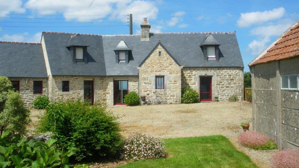 Plouvorn House | Renovated longère with character