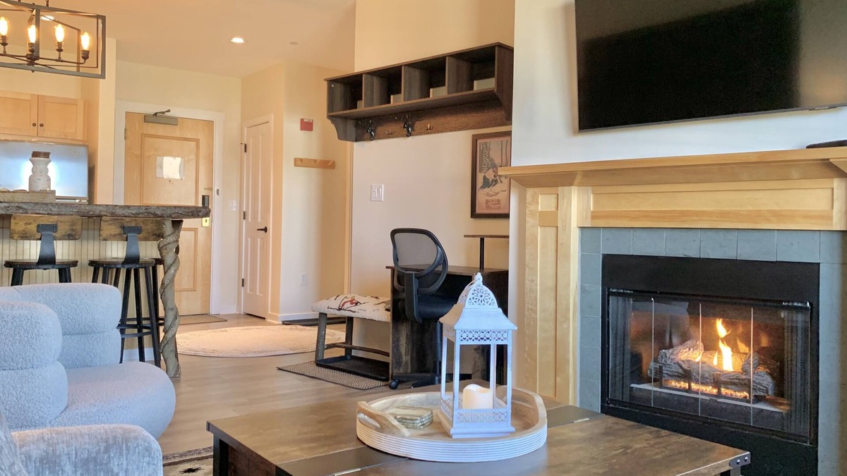Stratton Mountain Condo | Renovated Long Trail 1BR, Steps from lifts - Hot tub, Pool, Sauna, Heated garage