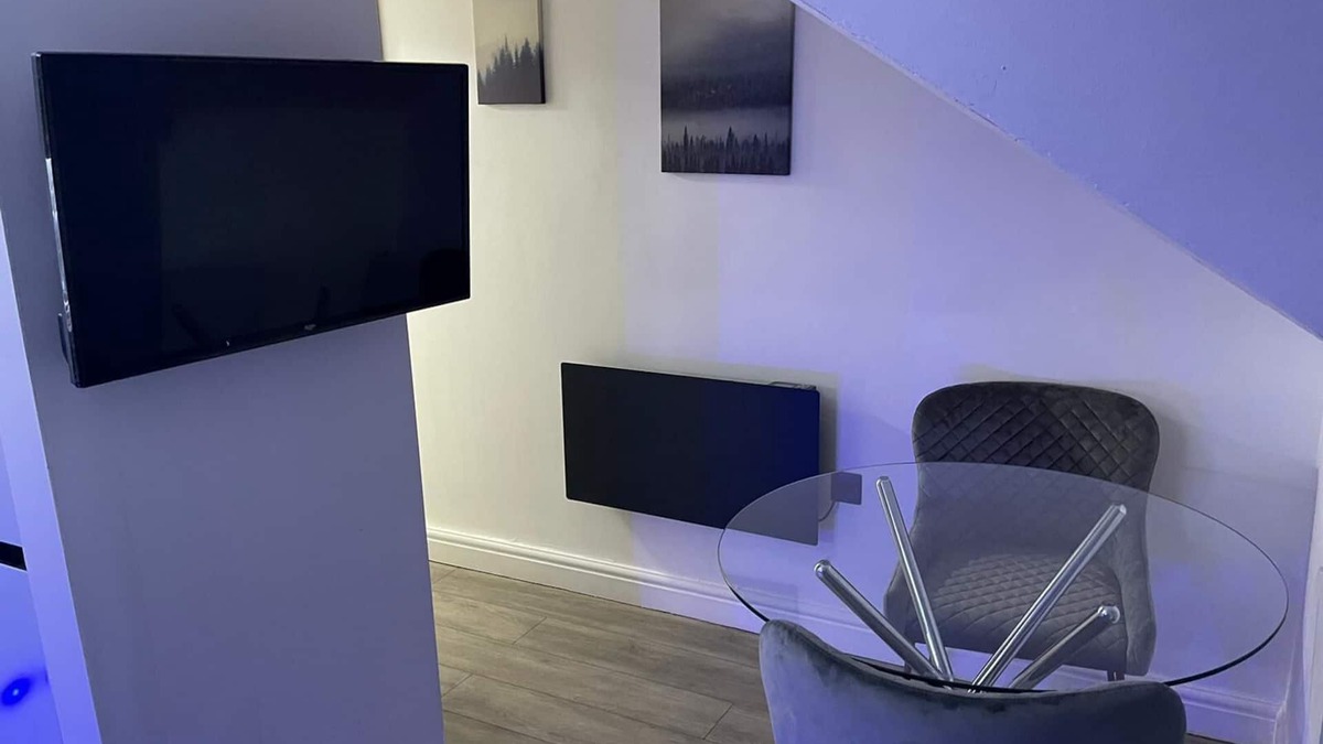 Harehills Apartment | Renovated Modern Apartment Sleeps 3 in Leeds