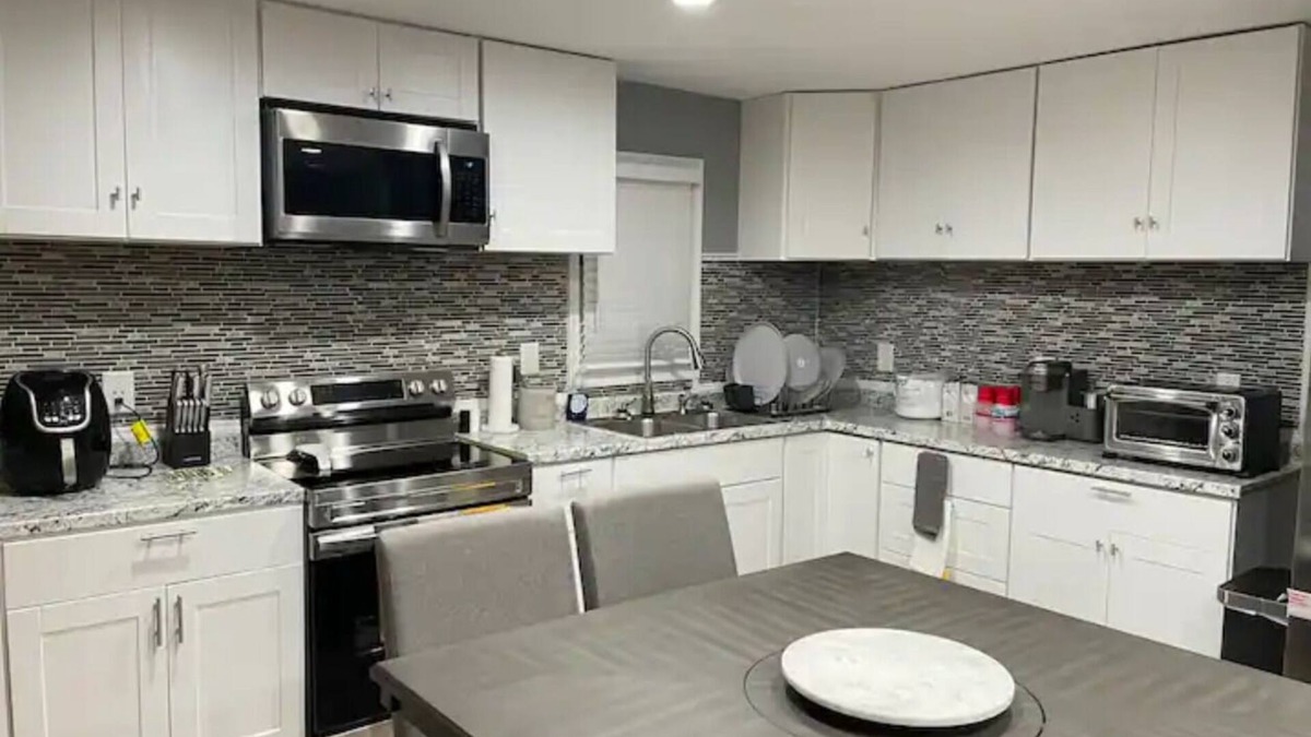 North Chesterfield House | Renovated Modern Stylish “Vibrant” 4bdrm Home