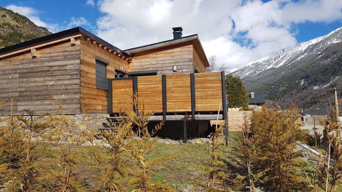 Porte-Puymorens House | Renovated mountain house in wood and stone in a small Pyrenean village