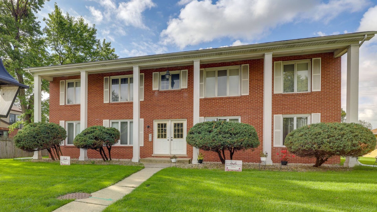 Munster Condo | Renovated Munster Condo - 15 Mi to Lake Michigan!