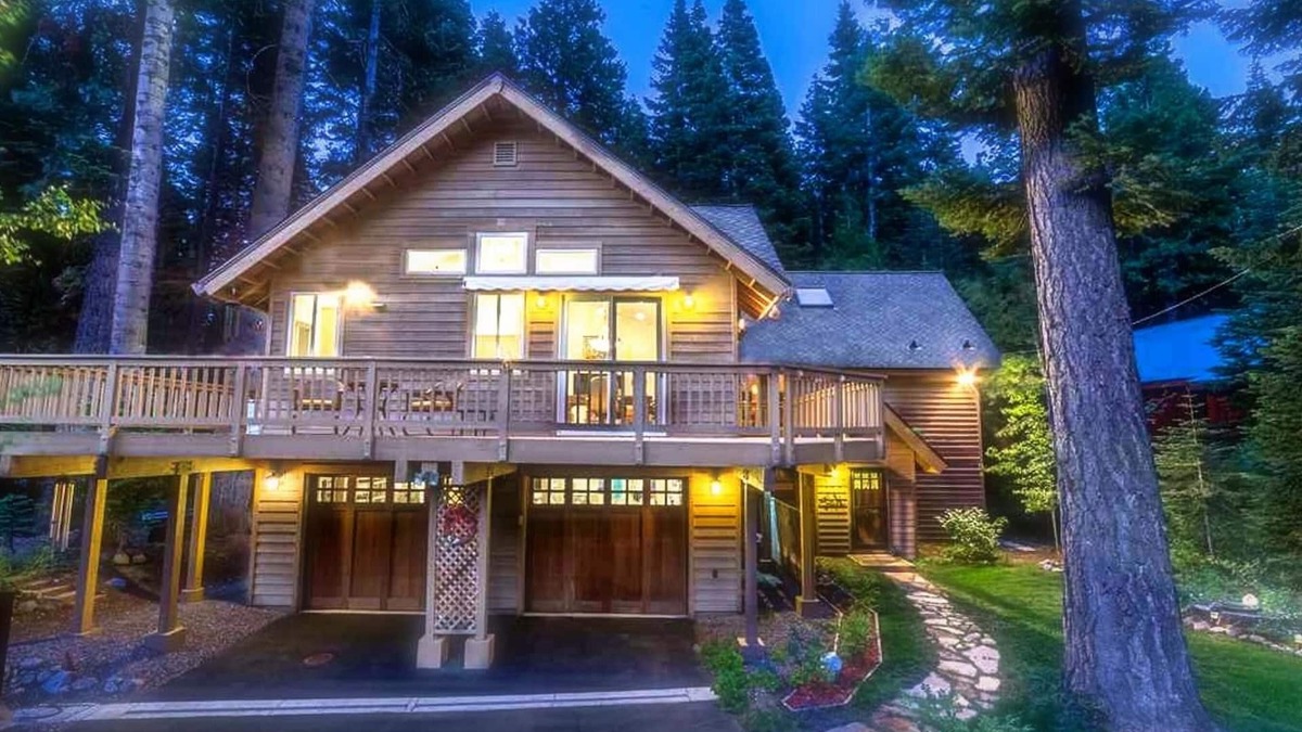 Homewood House | Renovated, next to ski resort, access private beach 3min away