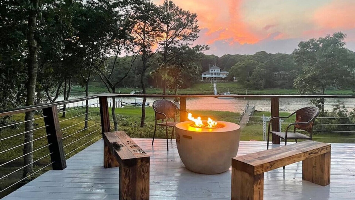 Mattituck House | Renovated North Fork Waterfront Home with Pool