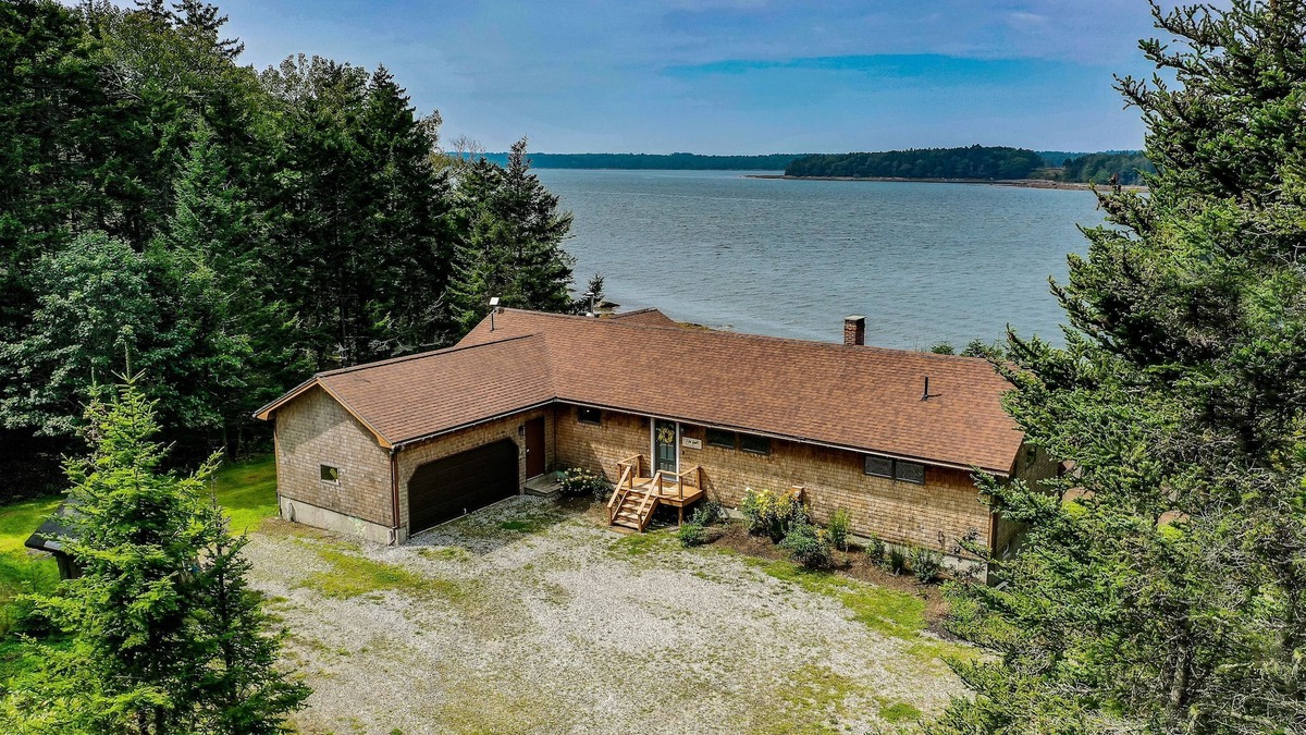 Saint George House | Renovated oceanfront home with stunning view & pebbly beach - snowbird-friendly