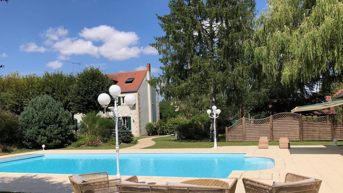 Chilleurs-aux-Bois Bed & Breakfast | Renovated old school