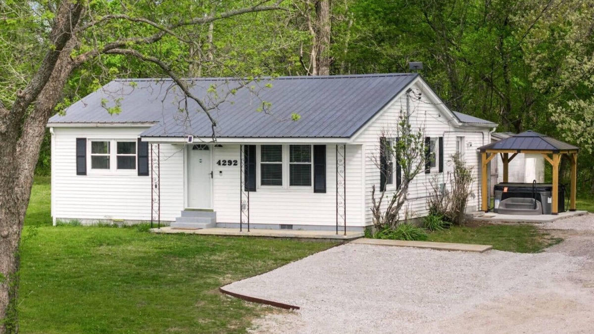 Covington House | Renovated Private Cottage w/Hot Tub! Covington, TN