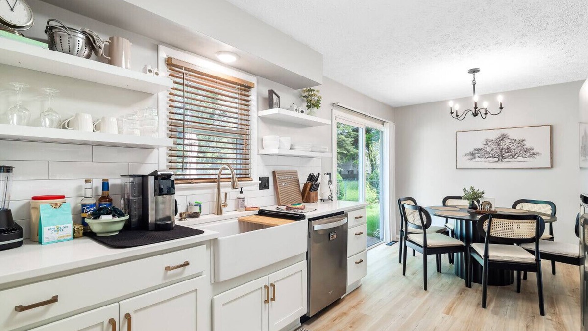 Cuyahoga Falls House | Renovated Ranch|Patio Vibes|Fully Stocked Kitchen|Sleeps 6