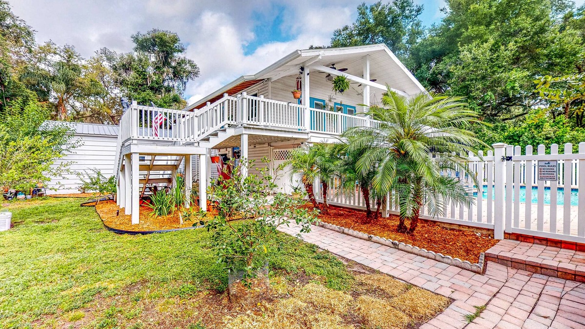 Thonotosassa House | Renovated retreat with pool, firepit, balcony, & bikes - snowbird-friendly