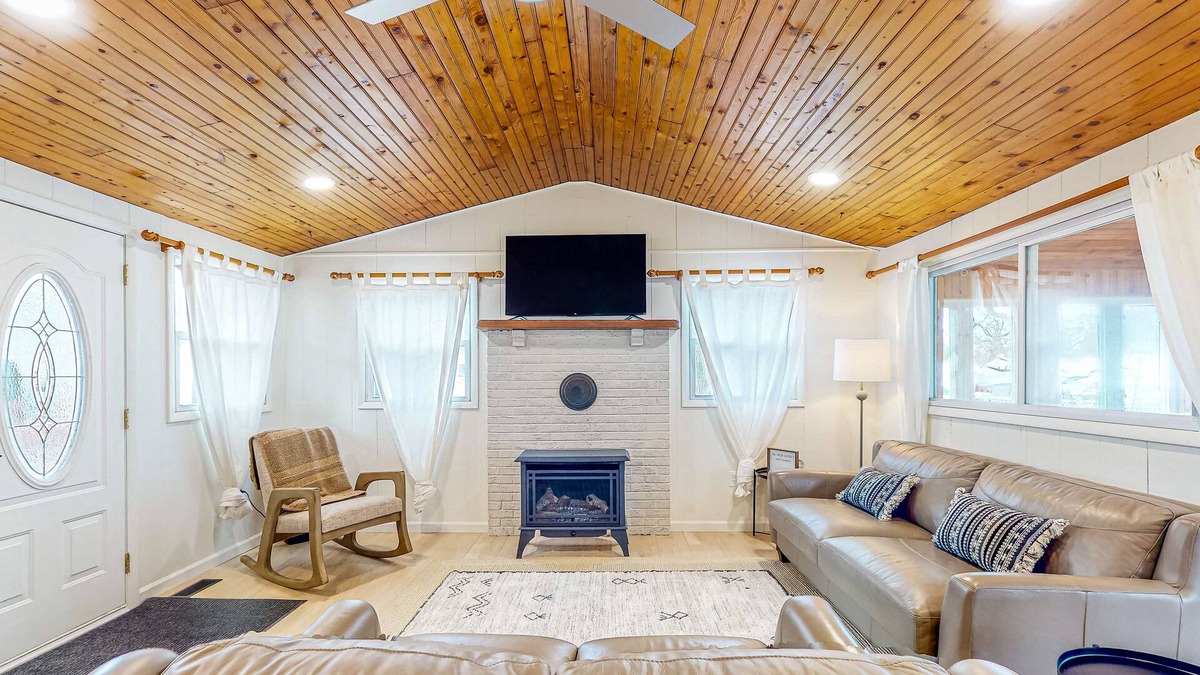 Earlville House | Renovated Retreat with Firepit and Dock Access