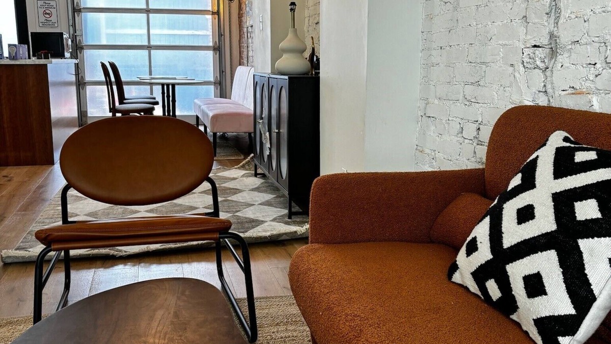 Near Northeast Apartment | Renovated Row Home 2Bd 1.5Bth/Free Parking
