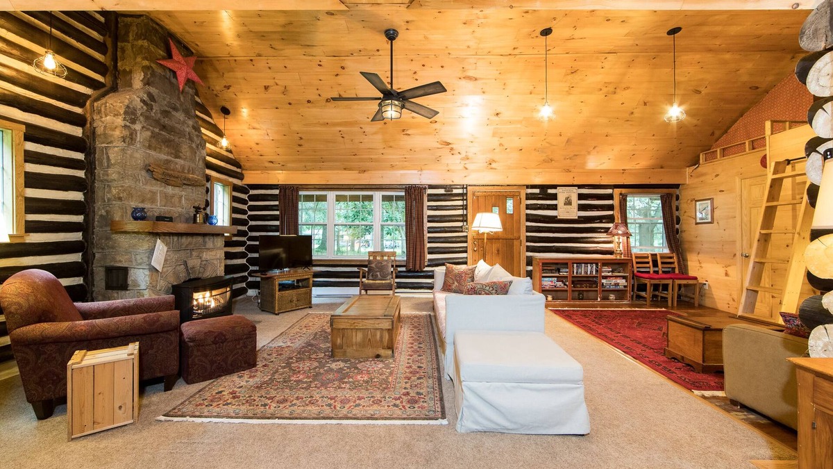 Farmington Cabin | Renovated & rustic cozy cabin with large yard, close to Ohiopyle