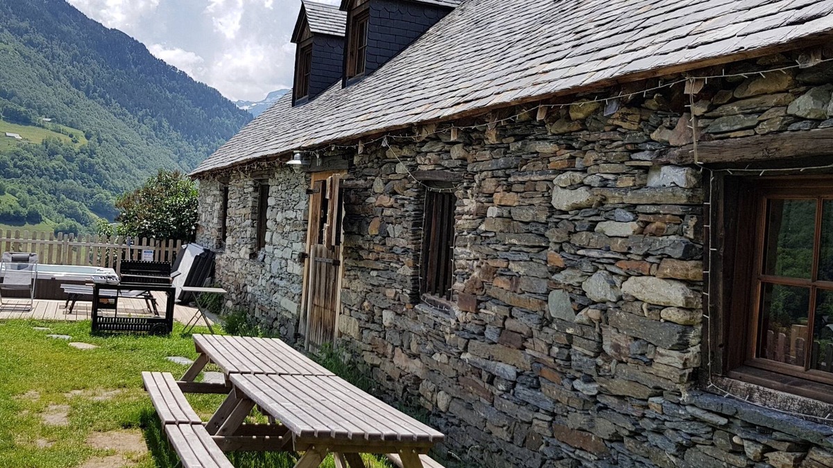 Sers House | Renovated sheepfold 10 minutes from the ski slopes for a total of 17 people