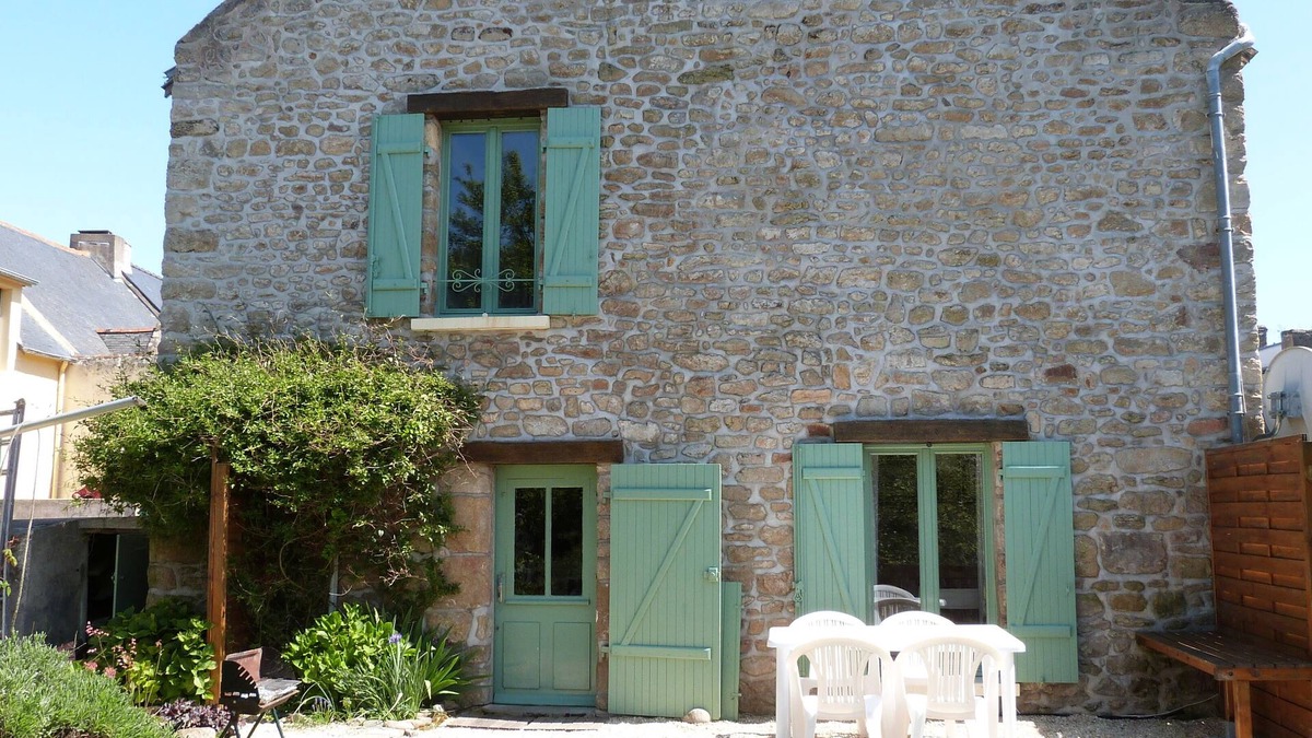 Arzon House | Renovated stone house with enclosed garden on the Gulf of Morbihan