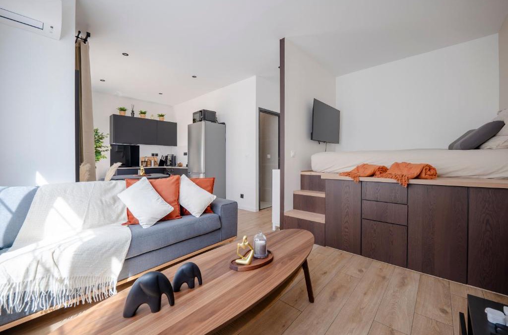 Montrouge Apartment | Renovated Studio walking distance to Paris