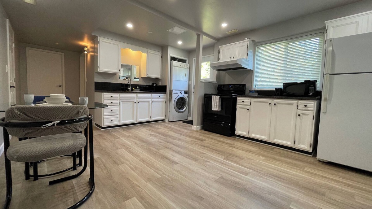 Gordon Head House | Renovated Suite 6 Minutes to UVIC and Beach – Modern Comforts & Pet-Friendly