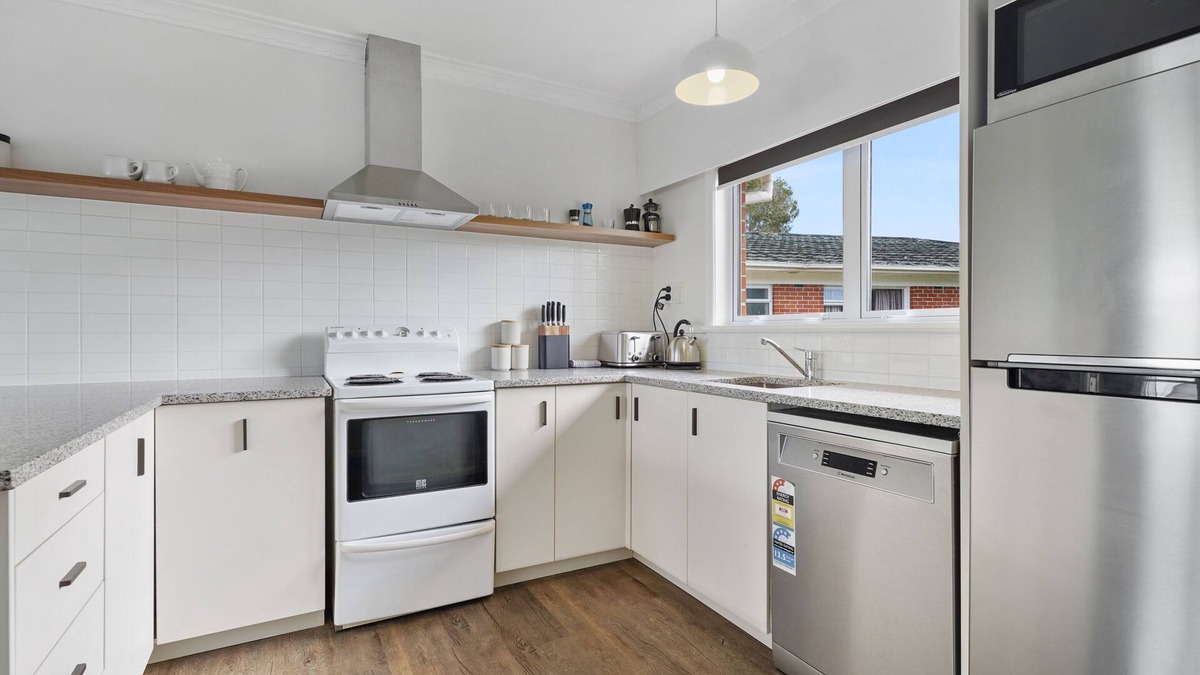 Takapuna House | Renovated Takapuna 2BR Apt - Parking