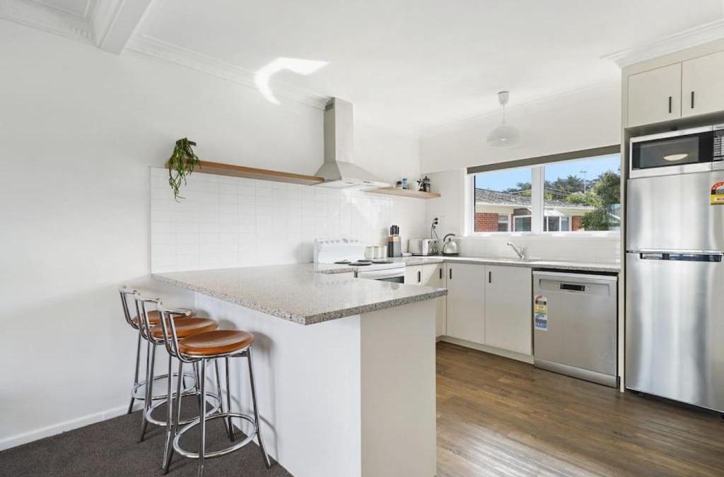 Takapuna Apartment | Renovated Takapuna 2BR Apt l Parking l Skytower