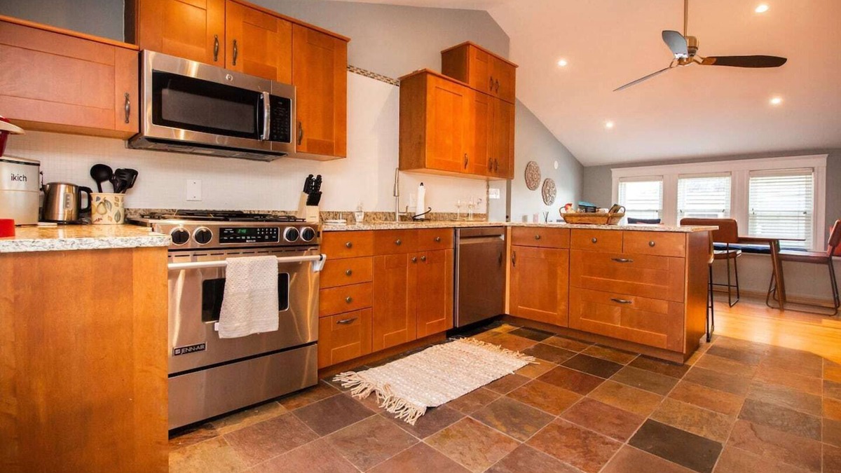 Dorchester Apartment | Renovated Top Floor 1 Bedroom Condo in Savin Hill