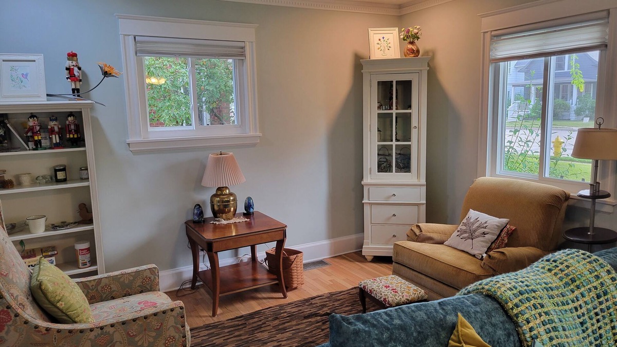 Saint Joseph House | Renovated top to bottom - walk to downtown and beach - stylishly decorated