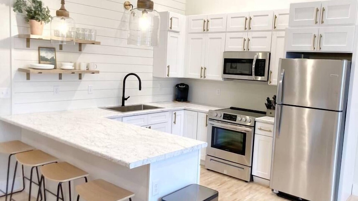 Chassell House | Renovated Townhouse On The Water #5