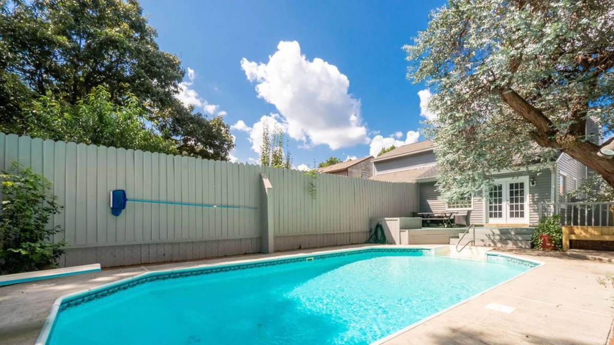 Warner Robins House | Renovated Townhouse w/Private Pool close to Robins AFB
