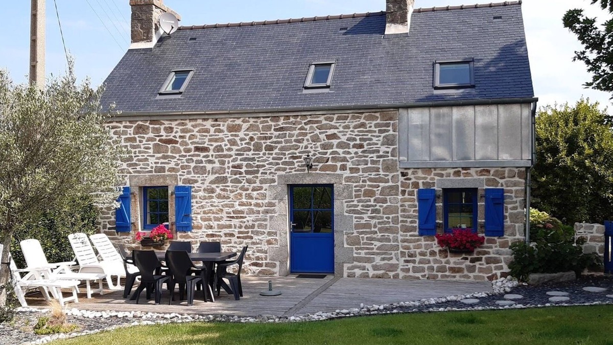 Plougoulm House | Renovated typical Breton house, 900 m from the beach *.
